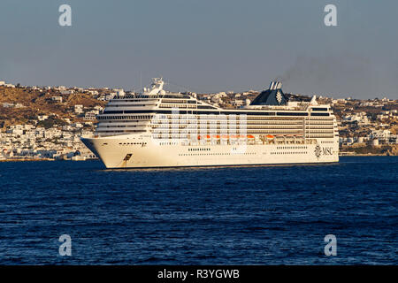 MSC Poesia Kreuzfahrt Schiff in Mykonos Stadt auf der Insel Mykonos in den Kykladen Gruppe in der Ägäis Griechenland Stockfoto