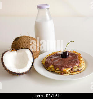 Cherry coconut pancakes Stockfoto