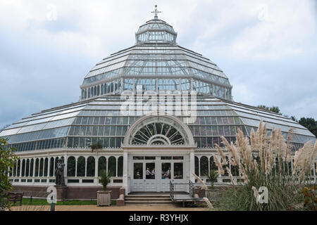 LIVERPOOL, ENGLAND - NOVEMBER 6, 2018: Die viktorianische Palm House an Sefton Park im Süden der Stadt jetzt für das Hosting von sozialen Ereignissen verwendet Stockfoto