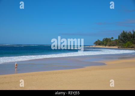 Frau gehen auf Sand bei Ke'e Beach bei Ha'ena State Park auf Northshore von Kauai, Hawaii Stockfoto