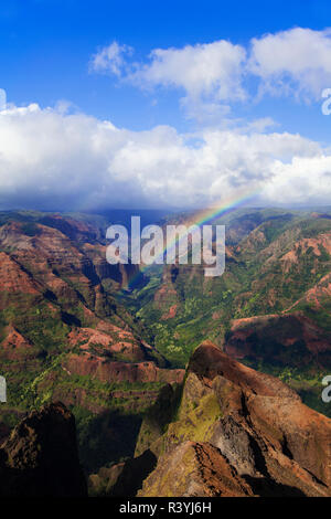 USA, Hawaii, Kauai. Regenbogen über Waimea Canyon. Stockfoto