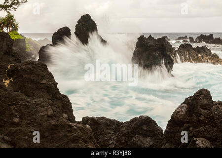 USA, Hawaii, Strand Laupahoehoe Point State Park. Wellen an der Küste Felsen. Stockfoto