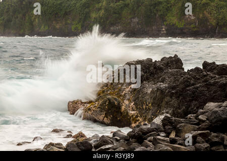USA, Hawaii, Strand Laupahoehoe Point State Park. Wellen an der Küste Felsen. Stockfoto