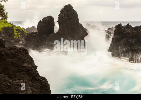 USA, Hawaii, Strand Laupahoehoe Point State Park. Wellen an der Küste Felsen. Stockfoto