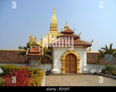 Wunderschöne Haupteingang des Pha That Luang oder der große Stupa in Vientiane in Laos, der neben dem Eingang ist die Information von Öffnungszeiten Stockfoto