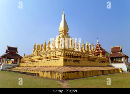 Pha That Luang oder große Stupa, Blattgold überzogen buddhistische Stupa, atemberaubende National Monument in Vientiane, der Hauptstadt von Laos entfernt Stockfoto