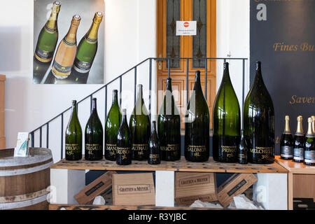 Die Anzeige der verschiedenen Größen von Wein Flaschen an den Wein Höhle von Gratien & Meyer bei Saumur, im Loire Tal, Frankreich Stockfoto