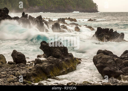 USA, Hawaii, Strand Laupahoehoe Point State Park. Wellen an der Küste Felsen. Stockfoto
