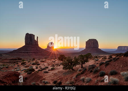 Sonnenaufgang über dem Monument Valley, Arizona, USA, Nordamerika Stockfoto