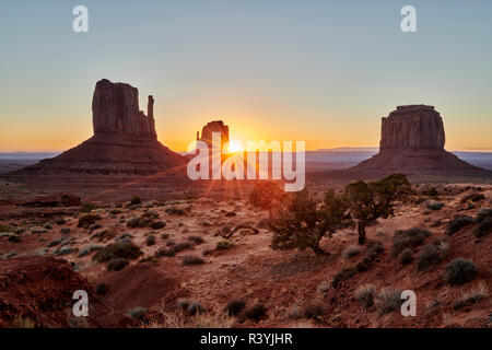 Sonnenaufgang über dem Monument Valley, Arizona, USA, Nordamerika Stockfoto