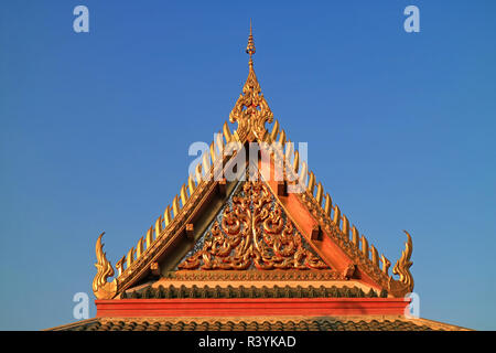 Schöne Tympanon der Wat Khao Di Salak buddhistischen Tempel gegen Vibrant Blue Sky, Provinz Suphanburi, Thailand Stockfoto