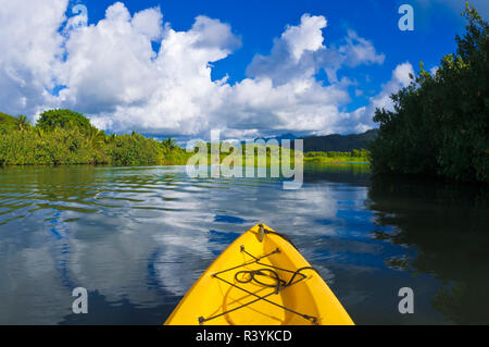 Kajak auf der ruhigen Hanalei Fluss, Insel Kauai, Hawaii Stockfoto