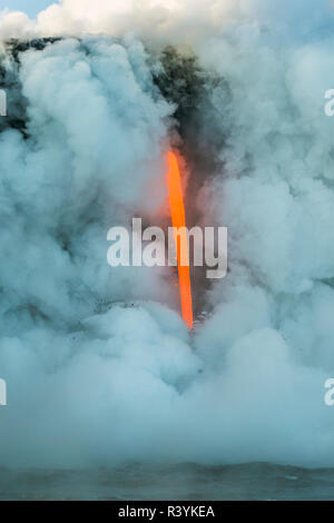 USA, Hawaii, Big Island, Volcanoes National Park, die Firehose fließt direkt in den Pazifischen Ozean (Lava aus Kilauea) Stockfoto