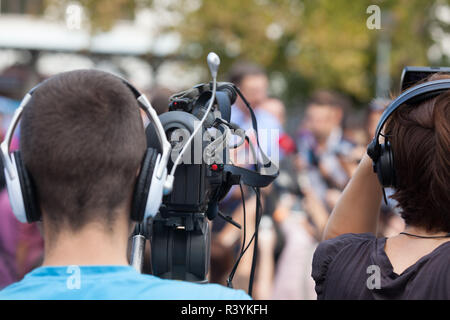 Nachrichten Konferenz. Kameramann. Video Kamera. Stockfoto