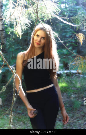 Ein schönes Mädchen mit einem Cedar cone in ihrer Hand Spaziergänge durch den Sommer Taiga. Faszinierender Blick, Hintergrundbeleuchtung, weiche Bild konzentrieren Stockfoto