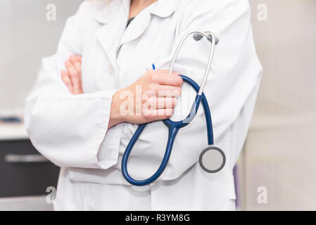 Junge Frau Doktor holding Stethoskop Stockfoto