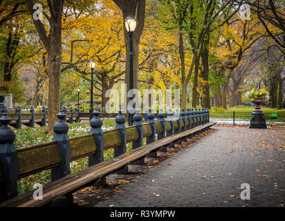 Bethesda Terrasse und den Brunnen blicken auf den See in New Yorks Central Park. Der Brunnen ist in der Mitte der Terrasse befindet. Bethesda Terrac Stockfoto