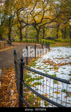 Bethesda Terrasse und den Brunnen blicken auf den See in New Yorks Central Park. Der Brunnen ist in der Mitte der Terrasse befindet. Bethesda Terrac Stockfoto