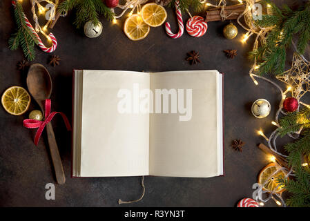Weihnachten Kochbuch oder Menü auf dunklen Tisch. Leere Kochbuch, Rezepte Buch mit festliche Weihnachten Dekor und Gewürzen. Stockfoto
