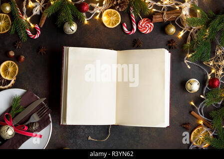 Weihnachten Kochbuch oder Menü auf dunklen Tisch. Leere Kochbuch, Rezepte Buch mit festliche Weihnachten Dekor und Gewürzen. Stockfoto