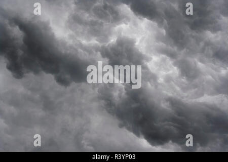 Massen von dunklen Wolken Stockfoto