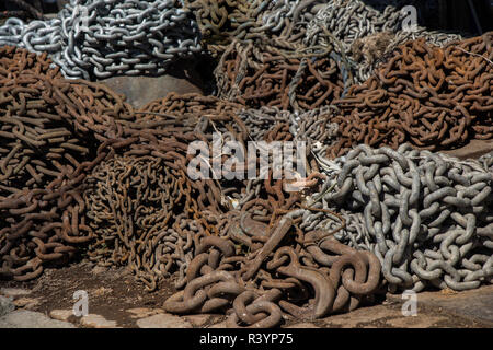 Haufen rostiges Metall Kette auf dem Hintergrund gesehen Stockfoto
