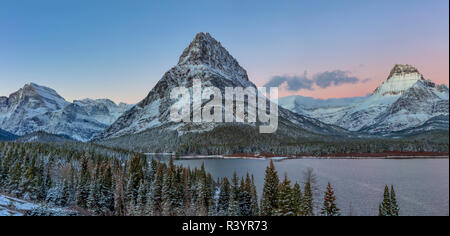 Panoramablick auf den Berg Wilbur, Grinnell Point und Mount Gould über swiftcurrent Lake im frühen Winter im Glacier National Park, Montana, USA Stockfoto