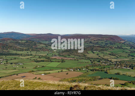 Hatterrall Hill (Mitte rechts) & Vale von Ewyas, von Ysgyryd Fawr (skirrid Fawr), Abergavenny, Monmouthshire, Wales gesehen Stockfoto