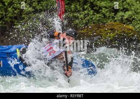 Aktion bei der jährlichen Bigfork Whitewater Festival auf dem Swan River in Bigfork, Montana, USA (MR) Stockfoto