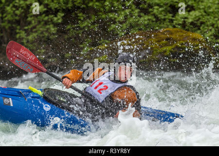 Aktion bei der jährlichen Bigfork Whitewater Festival auf dem Swan River in Bigfork, Montana, USA (MR) Stockfoto