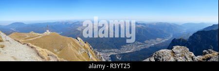 Blick auf Caraiman Monument und über Iasi Stadt vom Bucegi-gebirge Stockfoto