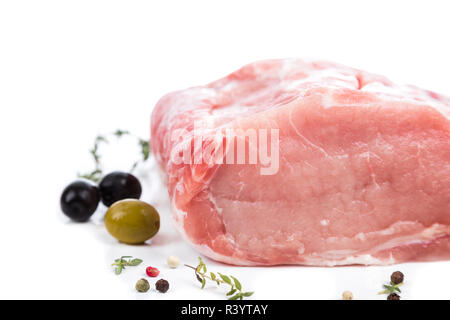 Stück rohes Fleisch mit Dekor aus auf Seite Stockfoto