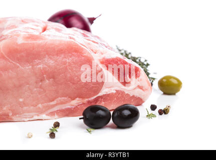 Stück rohes Fleisch mit Dekor aus auf Seite Stockfoto