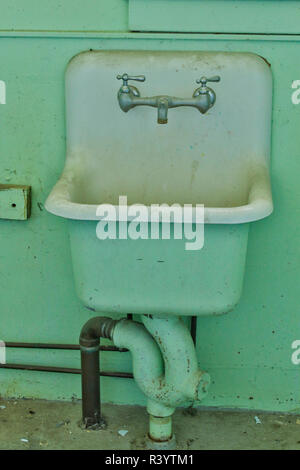 Badezimmer Waschbecken von Old Montana State Children Home, Twin Bridges, Montana Stockfoto