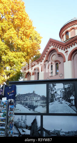 Foto Ausstellung außerhalb der Russischen Orthodoxen Kirche in Vilnius Litauen Europa Stockfoto