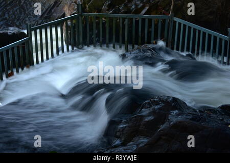 Hogenakkal fällt Baden Stockfoto