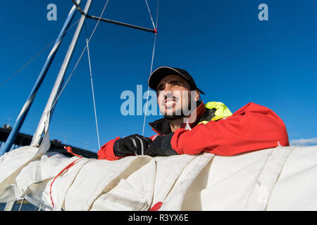 Seemann Mann am Boot Bug mit Kappe wegsehen das Meer während der Fahrt Stockfoto