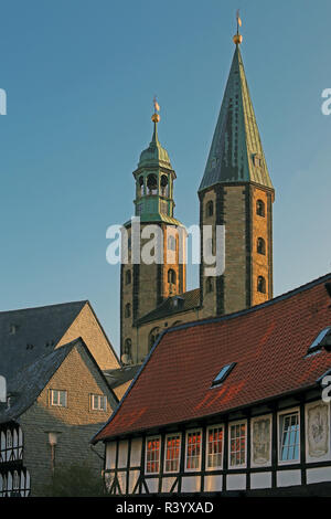 KirchtÃ¼rme markt Kirche St. Cosmas und Damian in Goslar. Stockfoto