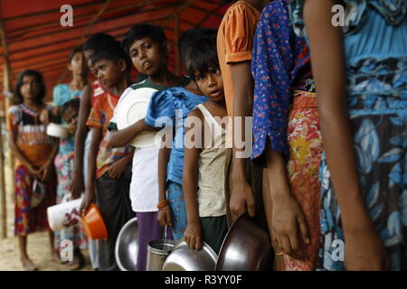 Cox's Bazar, Bangladesch: Rohingya Flüchtlinge Kinder warten für Nahrungsmittelhilfe in einem Flüchtlingslager in Ukhia, Cox's Bazar, Bangladesch am 27. September 2017. Die weltweit größte Flüchtlingslager in Bangladesch, wo mehr als eine Million Menschen, die Rohingya in Bambus und Plane. Über eine halbe Million Rohingya Flüchtlinge aus Myanmar Rakhine, haben in Bangladesch seit dem 25. August 2017 flohen nach Angaben der Vereinten Nationen. © REHMAN Asad/Alamy Stock Foto Stockfoto