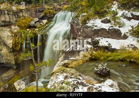 Paulina Creek Falls, Herbst, Schnee, Abstauben, Deschutes National Forest, Newberry Vulkanische Monument, Oregon, USA Stockfoto