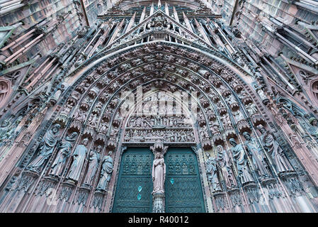 Hohe gotische Hauptportal der Westfassade der Kathedrale von Straßburg, erbaut 1176 bis 1439, Straßburg, Elsass, Frankreich Stockfoto