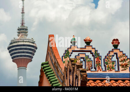 Dach mit glasierten Fliesen und Skulpturen der Sünde Sze Si Ya Tempel in Chinatown, Kuala Lumpur, Malaysia abgedeckt Stockfoto