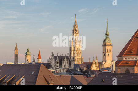 Blick auf Türmen, Alten und Neuen Rathaus und Kirche St. Peter, Alter Peter, München, Deutschland Stockfoto