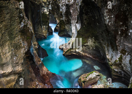 Fluss Soca fließt durch die enge Schlucht, Soca Tal, Triglav Nationalpark, Bovec, Slowenien Stockfoto