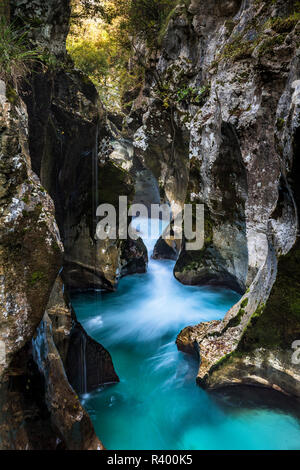 Fluss Soca fließt durch die enge Schlucht, Soca Tal, Triglav Nationalpark, Bovec, Slowenien Stockfoto