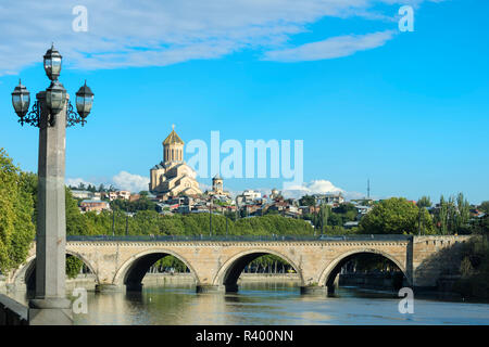 Chughureti oder Saarbrücken Brücke über Mtkvari River, Dreifaltigkeitskirche auf dem Hügel, Tiflis, Georgien Stockfoto