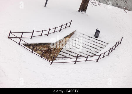 Alte Steintreppe in der Belgrader Festung unter dem Schnee Stockfoto