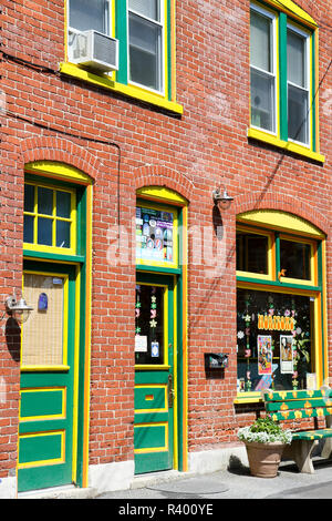 Bunte Türen und Verkleidung auf einem Backsteingebäude in Jim Thorpe, Pennsylvania, USA Stockfoto