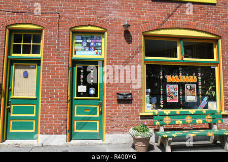 Bunte Türen und Verkleidung auf einem Backsteingebäude in Jim Thorpe, Pennsylvania, USA Stockfoto