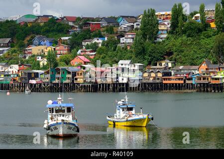 Angeln Boote ankern vor bunte Stelzenhäuser, Pfahlbauten, genannt palafitos Castro, Insel Chiloé, Chile Stockfoto